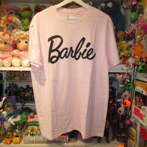 Barbie★バービー★Barbie the Movie★Tシャツ★ロゴ★ペールピンク★Men's Lサイズ★新品★フィギュア★人形★ぬいぐるみ★