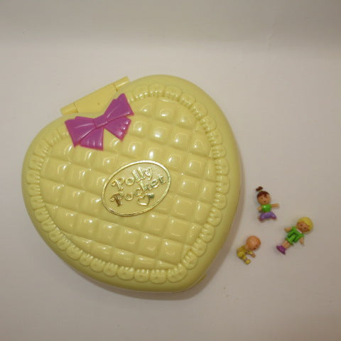 Perfect condition! 1994 ★ 90's ★ Polly Pocket ★ Polly's Playtime Fun ★ Heart ★ Yellow ★ Doll ★ Plush ★ Figure ★ Compact ★ Vintage ★ Heart ★ 