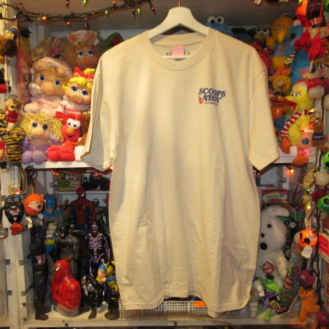 STRANGER THINGS★ストレンジャーシングス★Tシャツ★SCOOPS AHOY★スクープス アホイ★アイスクリームショップ★Men's★XLサイズ★スティーブ★ロビン★イレブン★エル★マイク★ダスティン★フィギュア★人形★ぬいぐるみ